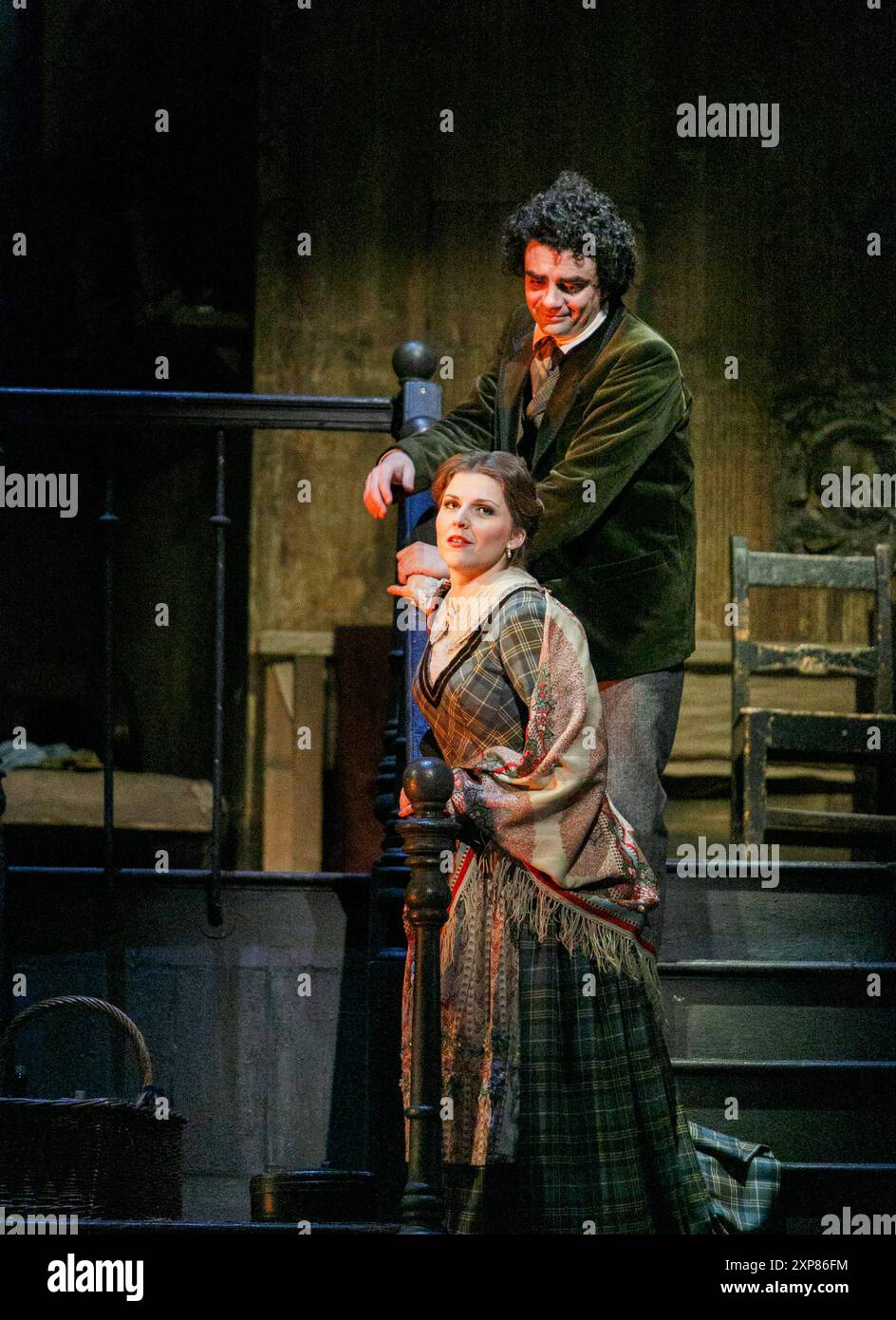 Maija Kovalevska (Mimi), Rolando Villazon (Rodolfo) ne LA BOHEME alla Royal Opera, Covent Garden Londra WC2 17/12/2012 musica: Giacomo Puccini libretto: Luigi Illica e Giuseppe Giacosa direttore: Mark Elder design: Julia Trevelyan Oman illuminazione: John Charlton direttore: John Copley Foto Stock