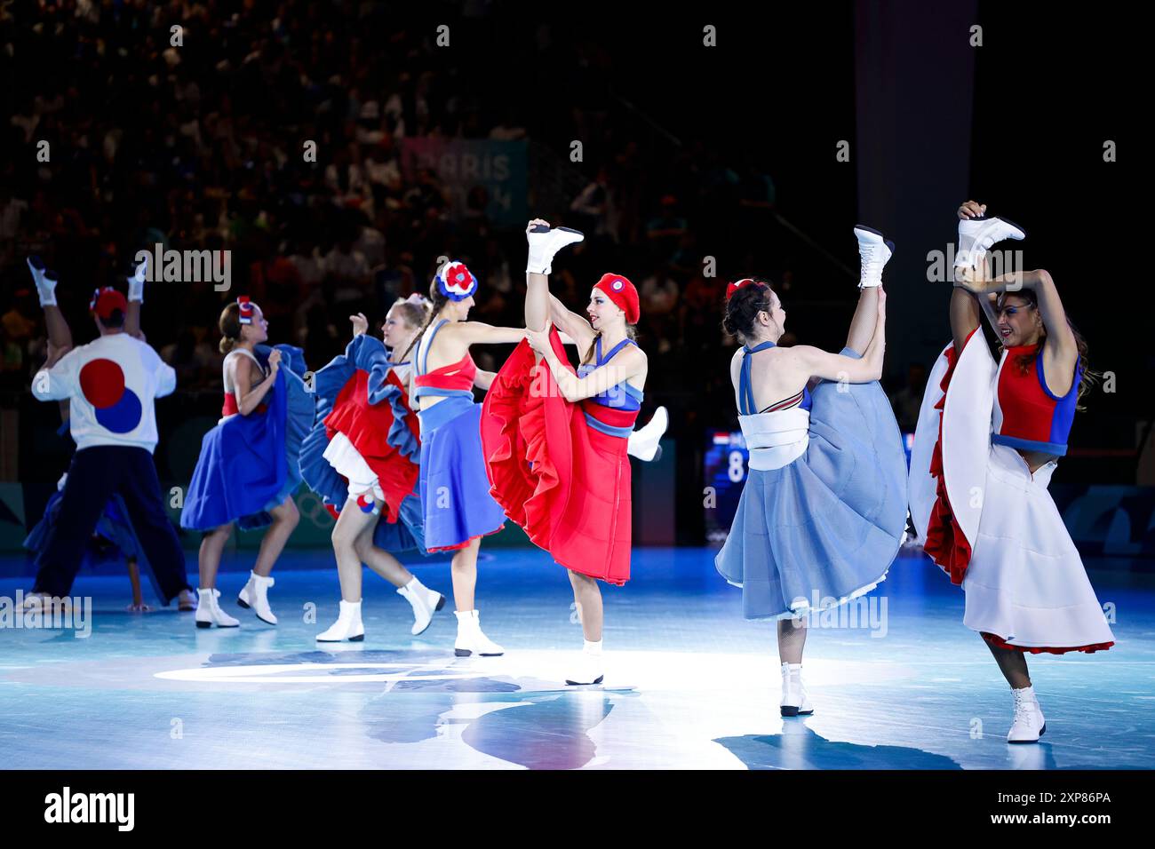 Cancan francese, turno preliminare di pallamano durante i Giochi Olimpici di Parigi 2024 il 4 agosto 2024 all'Arena Paris Sud di Parigi, Francia - foto Gregory Lenormand/DPPI Media/Panoramic Credit: DPPI Media/Alamy Live News Foto Stock