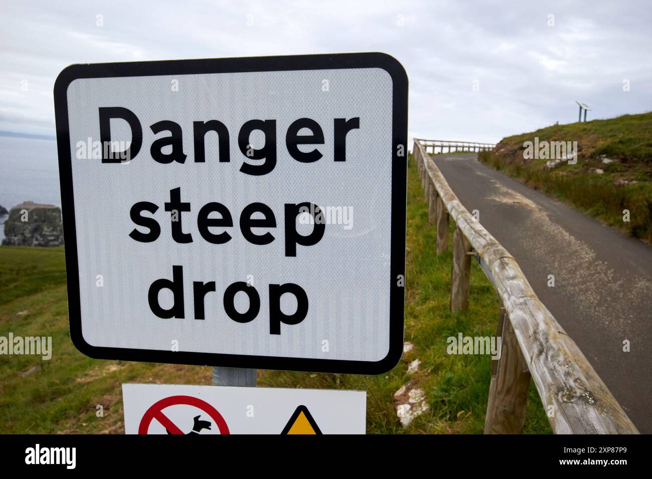 pericolo di discesa ripida su una strada a binario singolo nella remota area dell'isola di rathlin, contea di antrim, irlanda del nord, regno unito Foto Stock