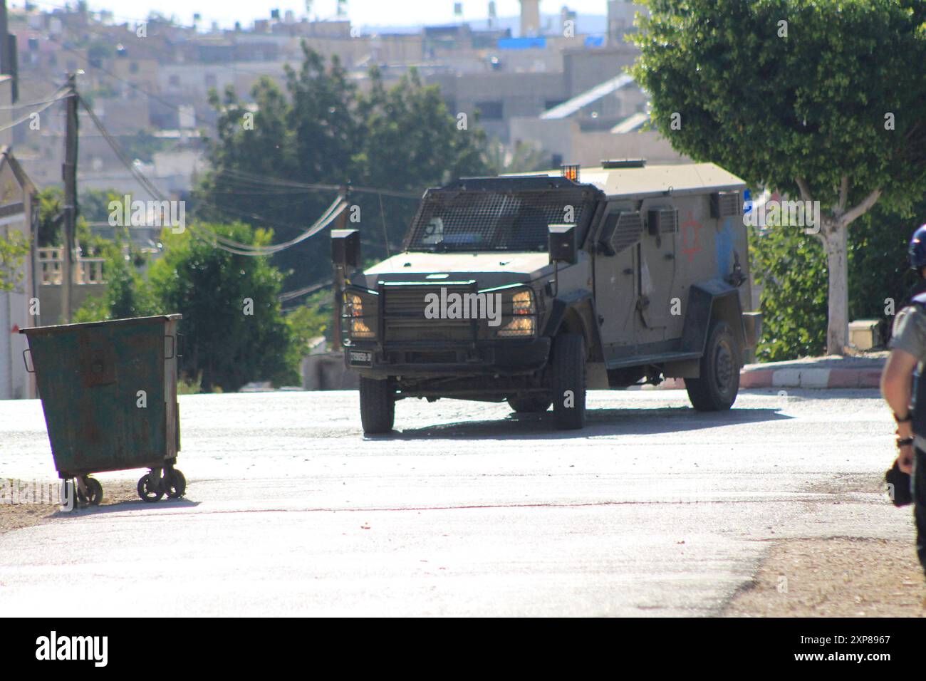 Le forze dell'esercito israeliano circondano e razziano la casa di Ammar Odeh a Salfit, nella parte settentrionale della Cisgiordania, le forze dell'esercito israeliano circondano e razziano la casa di Ammar Odeh a Salfit, nella parte settentrionale della Cisgiordania, il 4 agosto 2024. L'autore dell'attacco nell'area di Holon vicino a Tel Aviv. Foto di Mohammed Nasser apaimages Salfit Cisgiordania territorio palestinese 040824 Salfit MN 006 Copyright: XapaimagesxMohammedxNasserxxapaimagesx Foto Stock