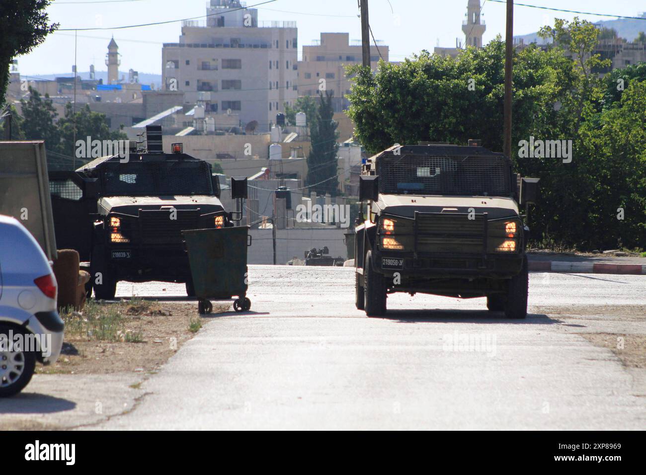 Le forze dell'esercito israeliano circondano e razziano la casa di Ammar Odeh a Salfit, nella parte settentrionale della Cisgiordania, le forze dell'esercito israeliano circondano e razziano la casa di Ammar Odeh a Salfit, nella parte settentrionale della Cisgiordania, il 4 agosto 2024. L'autore dell'attacco nell'area di Holon vicino a Tel Aviv. Foto di Mohammed Nasser apaimages Salfit Cisgiordania territorio palestinese 040824 Salfit MN 004 Copyright: XapaimagesxMohammedxNasserxxapaimagesx Foto Stock