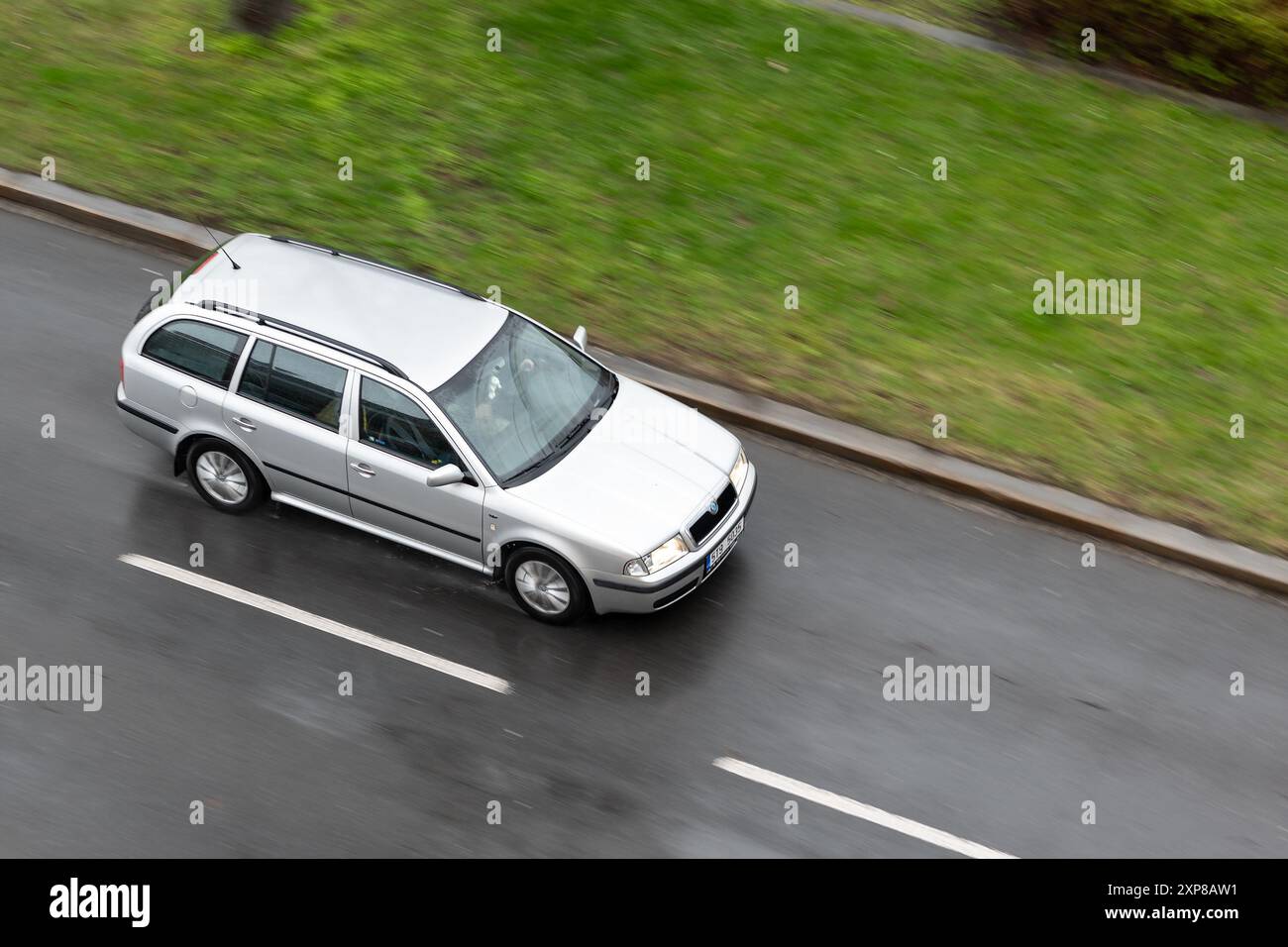 OSTRAVA, REPUBBLICA CECA - 23 MARZO 2024: Silver Skoda Octavia Combi station wagon di prima generazione con effetto motion blur in vista dall'alto Foto Stock