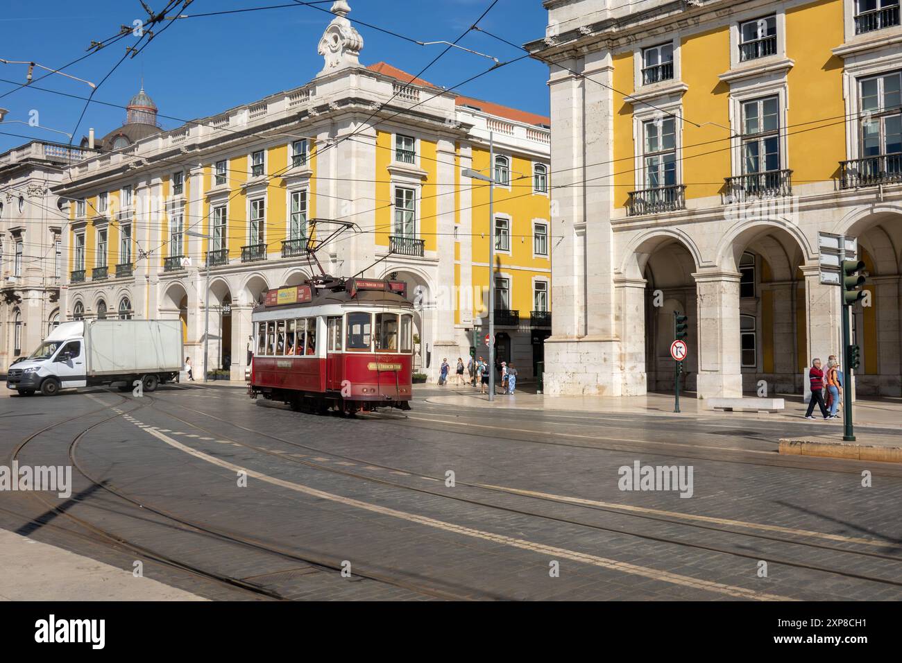Tour in tram delle colline Tour storici in tram rosso per i turisti provenienti dal centro storico di Lisbona in Portogallo Foto Stock