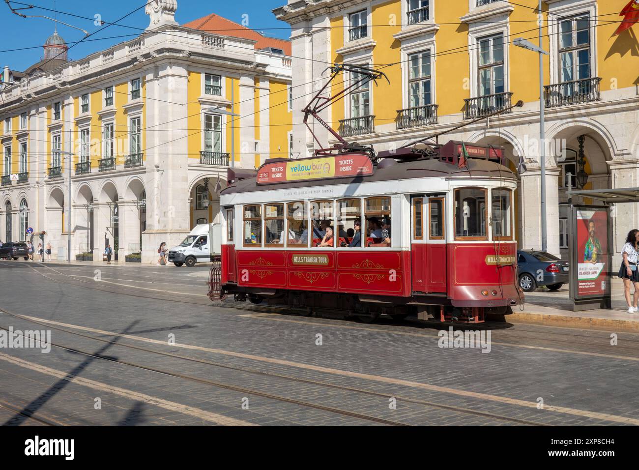 Tour in tram delle colline Tour storici in tram rosso per i turisti provenienti dal centro storico di Lisbona in Portogallo Foto Stock