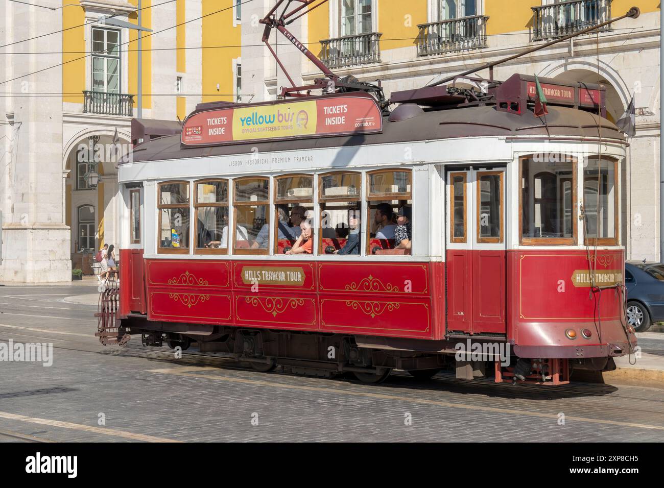 Tour in tram delle colline Tour storici in tram rosso per i turisti provenienti dal centro storico di Lisbona in Portogallo Foto Stock