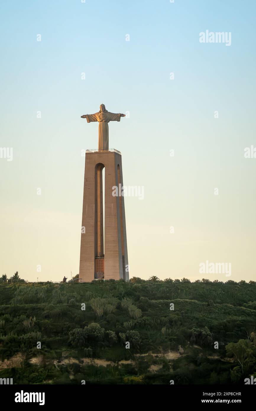Alba mattutina al Santuario del Cristo Re Monumento Santuario sulla riva del fiume Tago Lisbona Portogallo 16 aprile 2024 Foto Stock