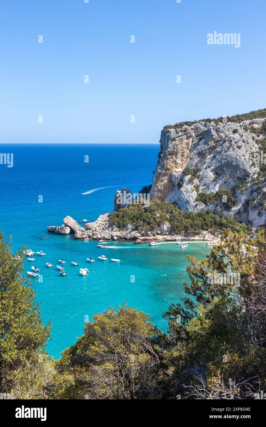 Scogliere mozzafiato della spiaggia di Cala Luna e acque turchesi Foto Stock