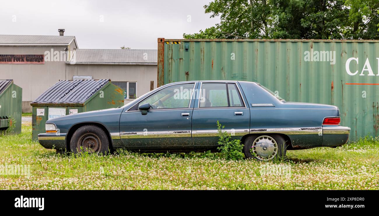 vecchio e trascurato, il padrone di strada buick seduto in un cortile Foto Stock