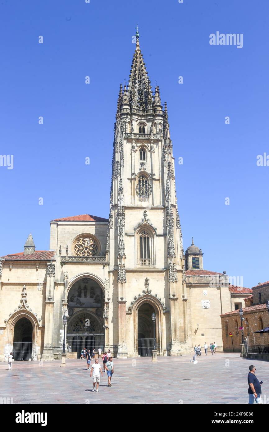 Oviedo, Spagna, 4 agosto 2024: La facciata principale della Cattedrale di San Salvador durante la vita quotidiana a Oviedo, il 4 agosto 2024, a Oviedo, Spagna. Crediti: Alberto Brevers / Alamy Live News. Foto Stock