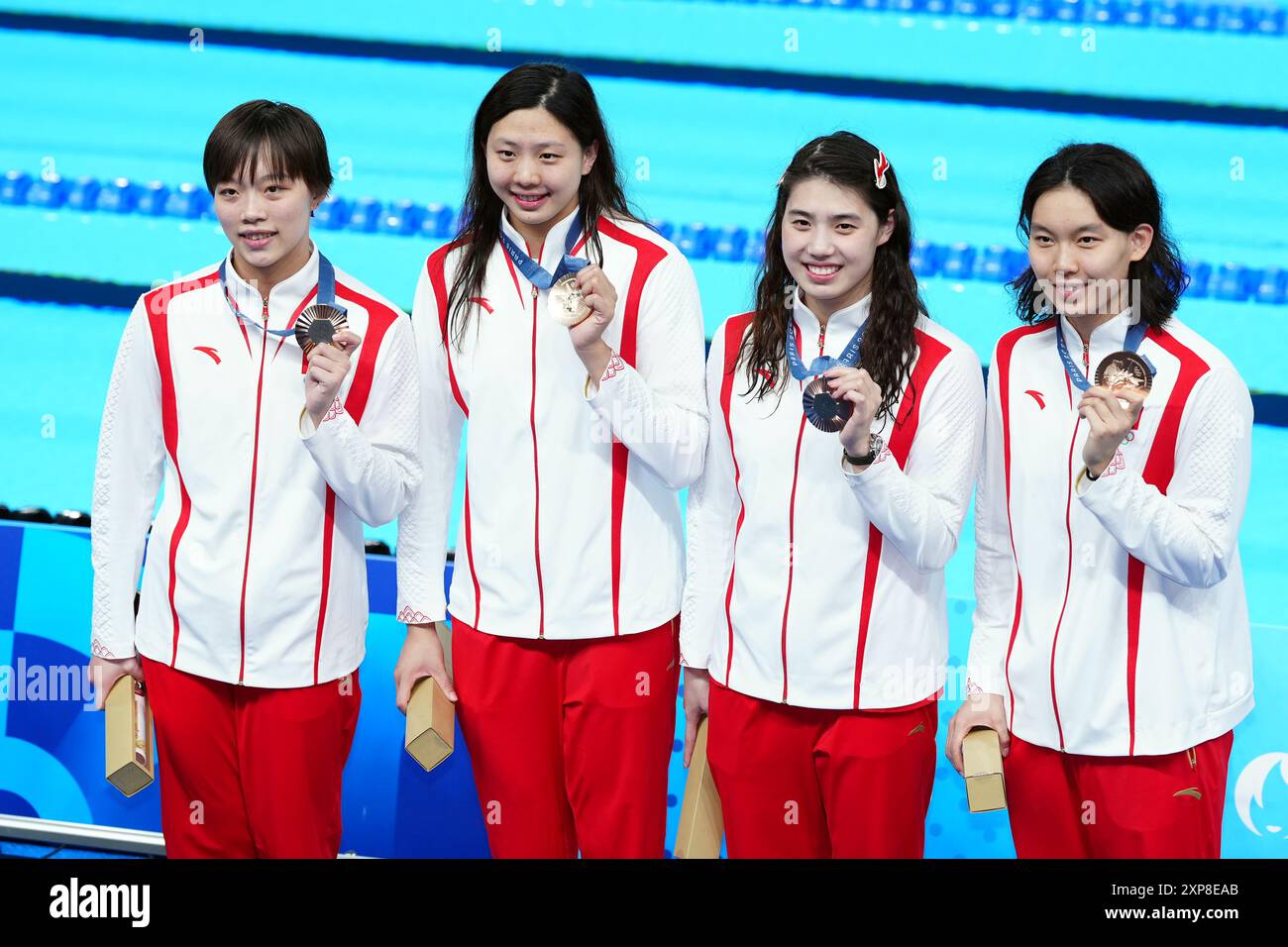 I cinesi Letian Wan (a sinistra), Qianting Tang, Yufei Zhang e Junxuan Yang posano con le loro medaglie di bronzo dopo la finale della staffetta Medley 4 x 100 m femminile alla Paris la Defense Arena il nono giorno dei Giochi Olimpici di Parigi 2024 in Francia. Data foto: Domenica 4 agosto 2024. Foto Stock