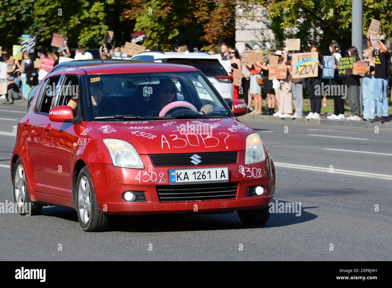 Auto con iscrizioni durante la manifestazione che sollecita il ritorno dei soldati ucraini della guarnigione di Mariupol dalla prigionia russa. La campagna "Azov libero" ebbe luogo vicino all'ambasciata russa a Kiev. La manifestazione di Azov libero a sostegno dei difensori catturati di Mariupol si svolge regolarmente a Kiev e in altre città ucraine. Gli attivisti e i parenti dei prigionieri di guerra vengono a ricordare alla gente i soldati ucraini che sono stati tenuti in prigionia in Russia per più di due anni. (Foto di Aleksandr Gusev / SOPA Images/Sipa USA) Foto Stock