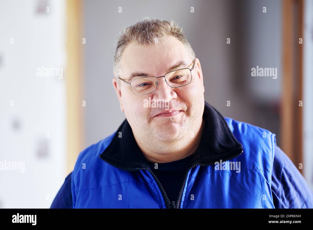 L'uomo sfacciato e sfacciato dei suoi 40 anni sopprime il sorriso. Foto Stock