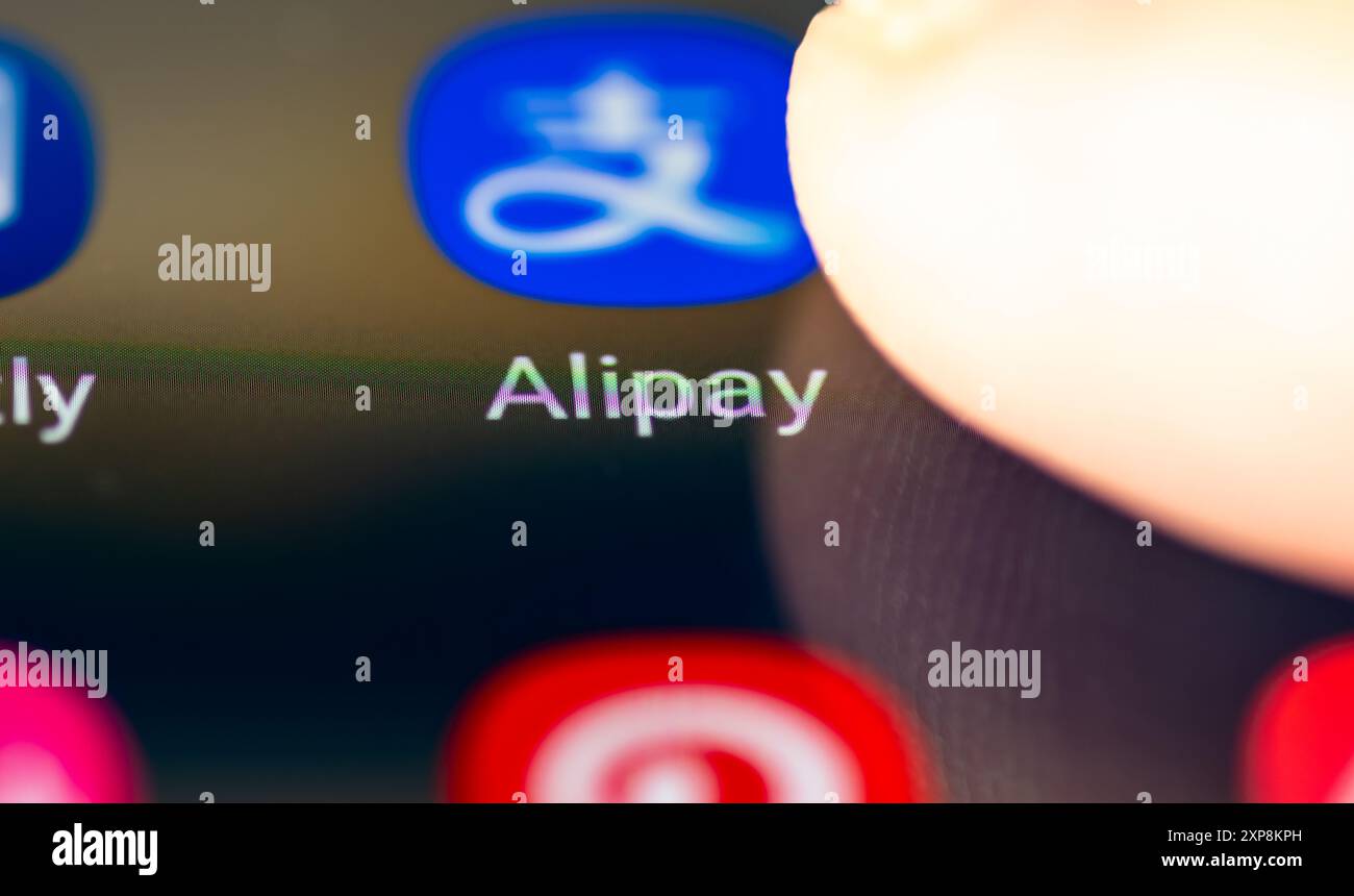 Londra. REGNO UNITO- 07.28.2024. L'app di pagamento online come su uno smartphone Android con il dito di una persona che apre l'applicazione. Foto Stock