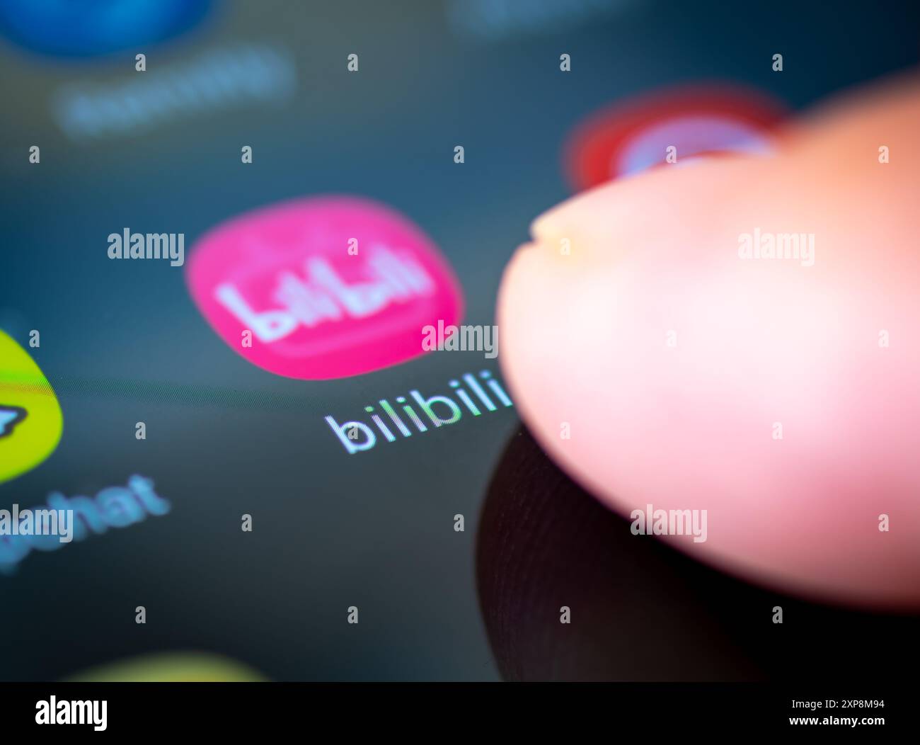Londra. REGNO UNITO- 07.28.2024. L'app social media di condivisione video bilibili sullo schermo di uno smartphone con un dito rivolto verso di esso. Foto Stock