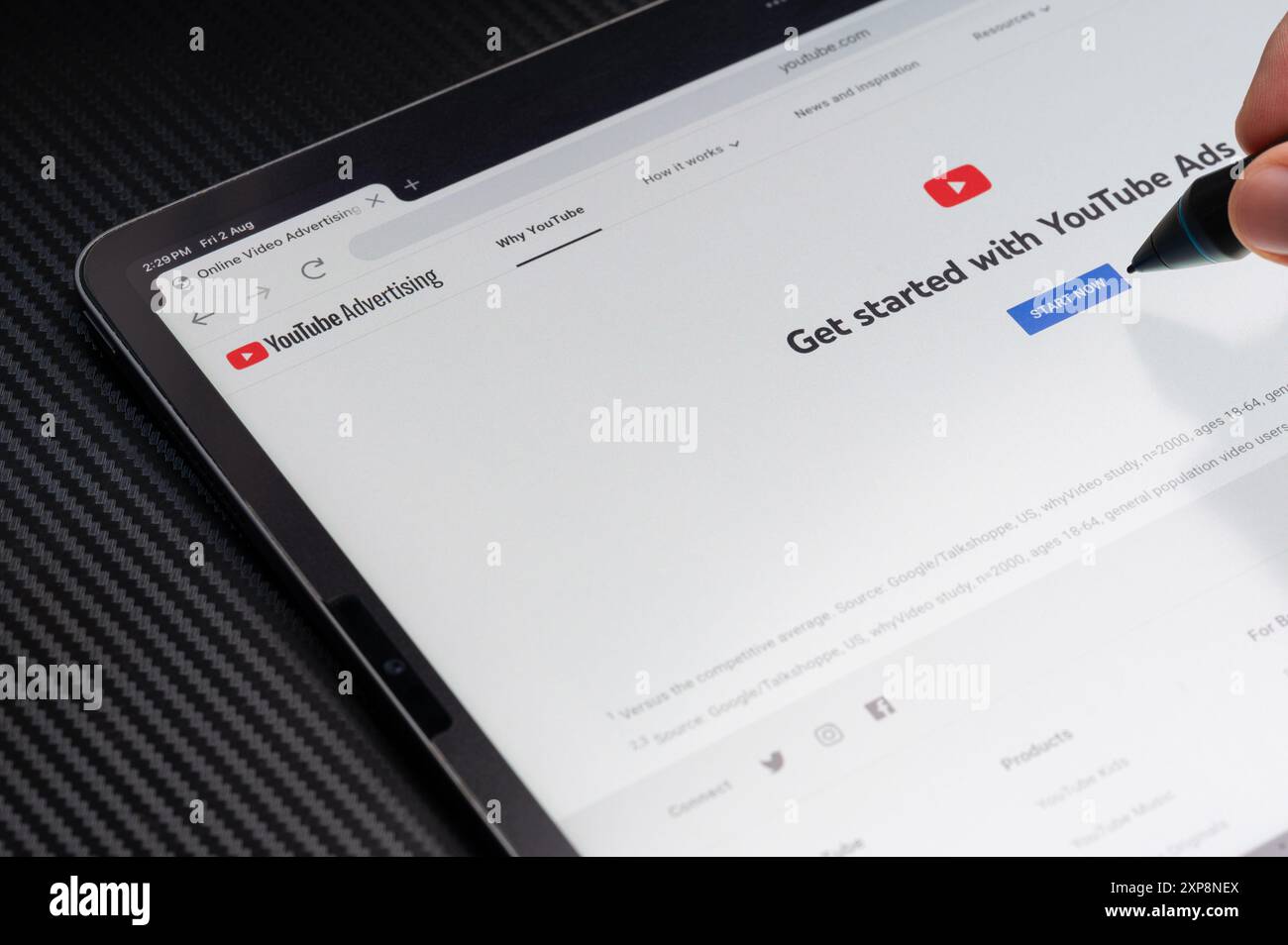 New York, USA - 2 agosto 2024: Avvia annunci youtube su una macro dello schermo del tablet vista ravvicinata Foto Stock