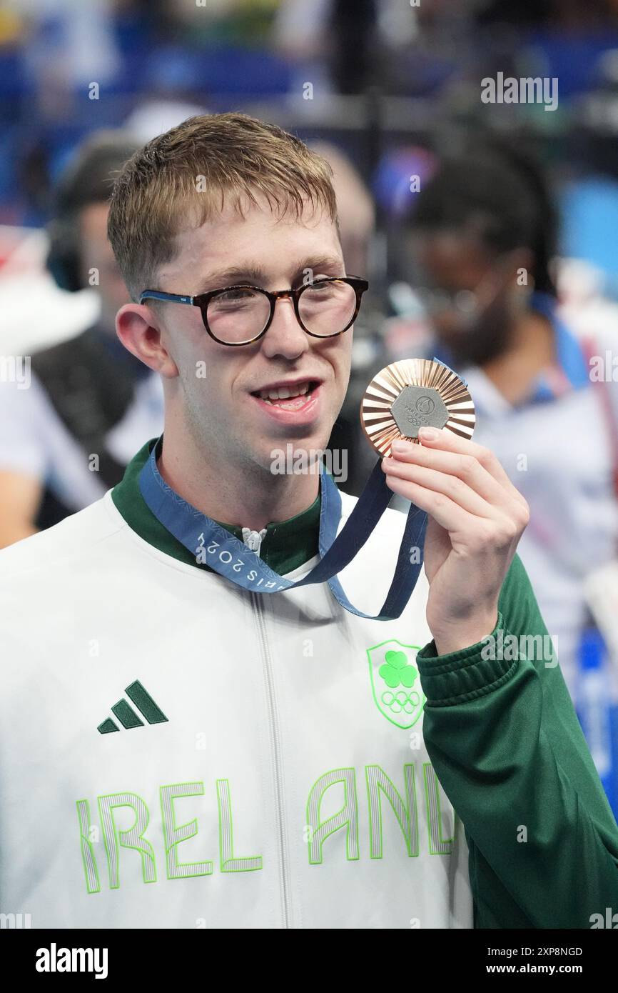 Parigi, Francia. 4 agosto 2024. Daniel Wiffen, campione irlandese di 1500 m Freestyle, mostra la sua medaglia durante la cerimonia della vittoria ai Giochi Olimpici di Parigi 2024 alla la Defense Arena di Parigi, in Francia, domenica 4 agosto 2024. Foto di Richard Ellis/UPI credito: UPI/Alamy Live News Foto Stock