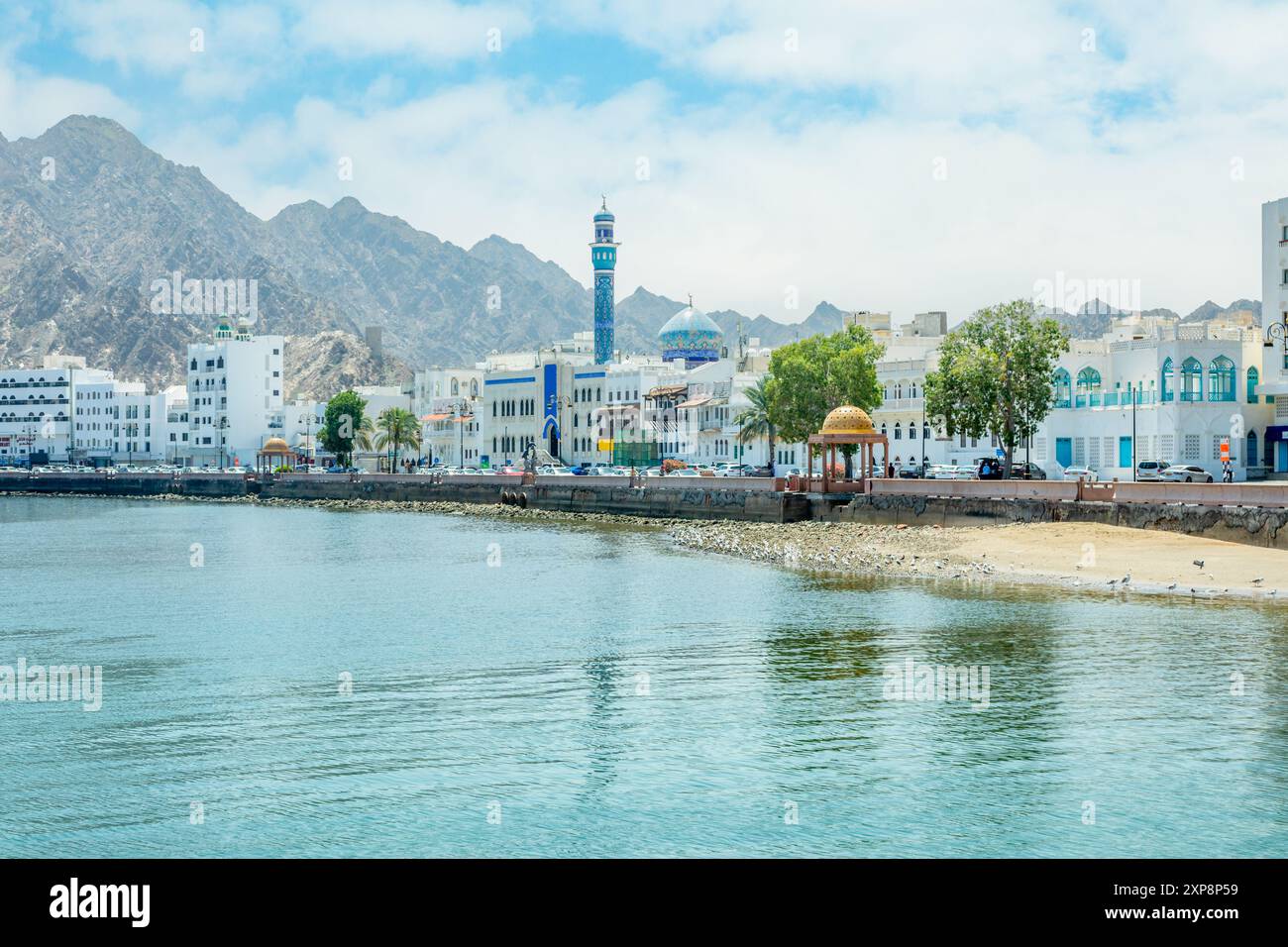 Passeggiata panoramica sulla strada di Mutrah con baia sul mare in primo piano, Mascate, sultanato dell'Oman Foto Stock