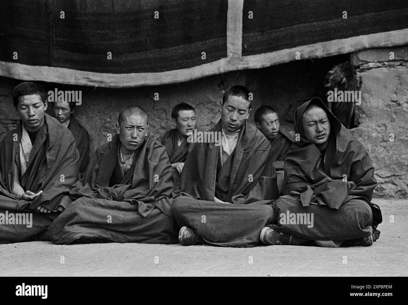 I monaci del monastero di Drigung nel Tibet centrale pregano i morti in questo luogo di sepoltura del cielo - Tibet 1995 Foto Stock