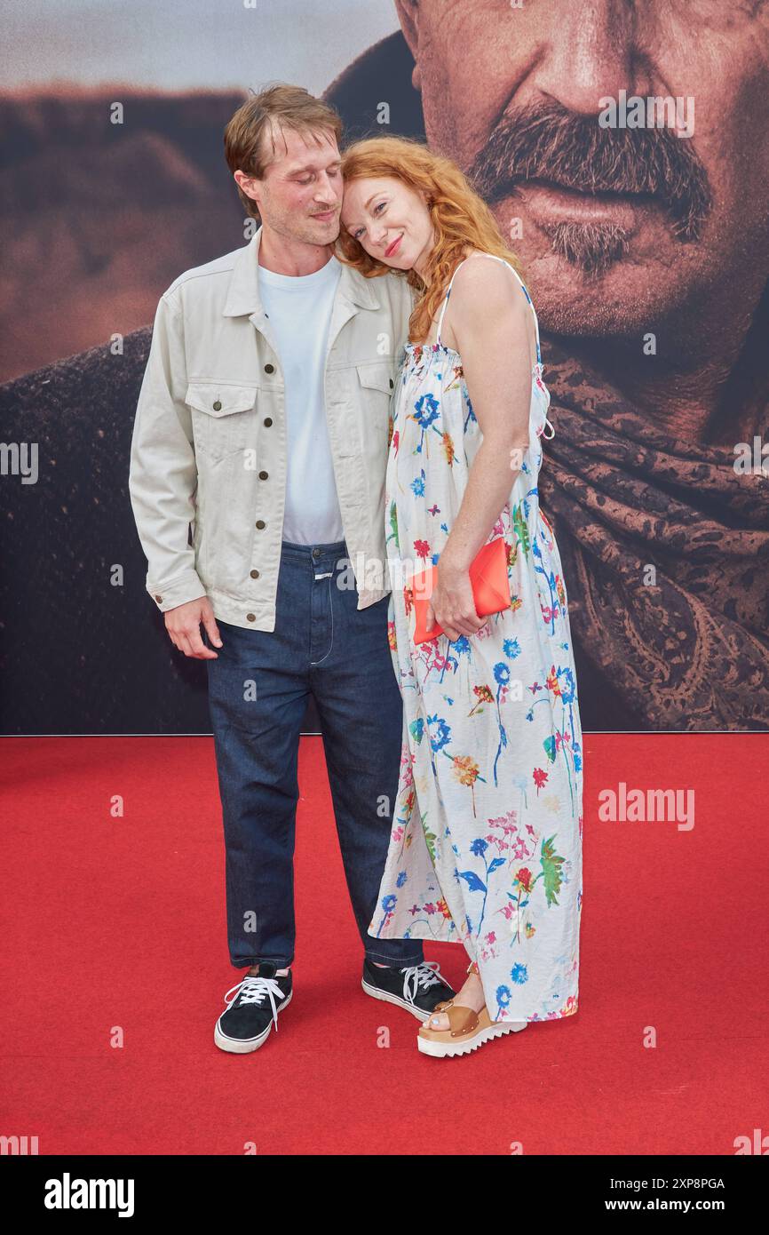 Marleen Lohse mit Mann Max Montgomery - Deutschlandpremiere des Films HORIZON im Zoo Palast a Berlino 08.04.2024. Deutschlandpremiere HORIZON *** Marleen Lohse con il marito Max Montgomery prima tedesca del film HORIZON allo Zoo Palast di Berlino l'08 04 2024 prima tedesca HORIZON Foto Stock