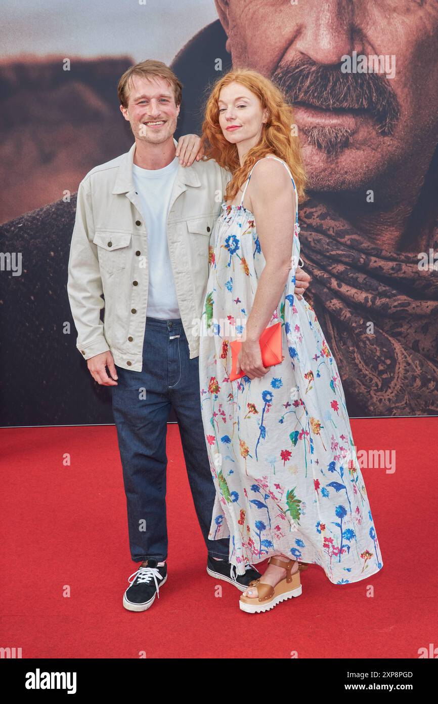 Marleen Lohse mit Mann Max Montgomery - Deutschlandpremiere des Films HORIZON im Zoo Palast a Berlino 08.04.2024. Deutschlandpremiere HORIZON *** Marleen Lohse con il marito Max Montgomery prima tedesca del film HORIZON allo Zoo Palast di Berlino l'08 04 2024 prima tedesca HORIZON Foto Stock