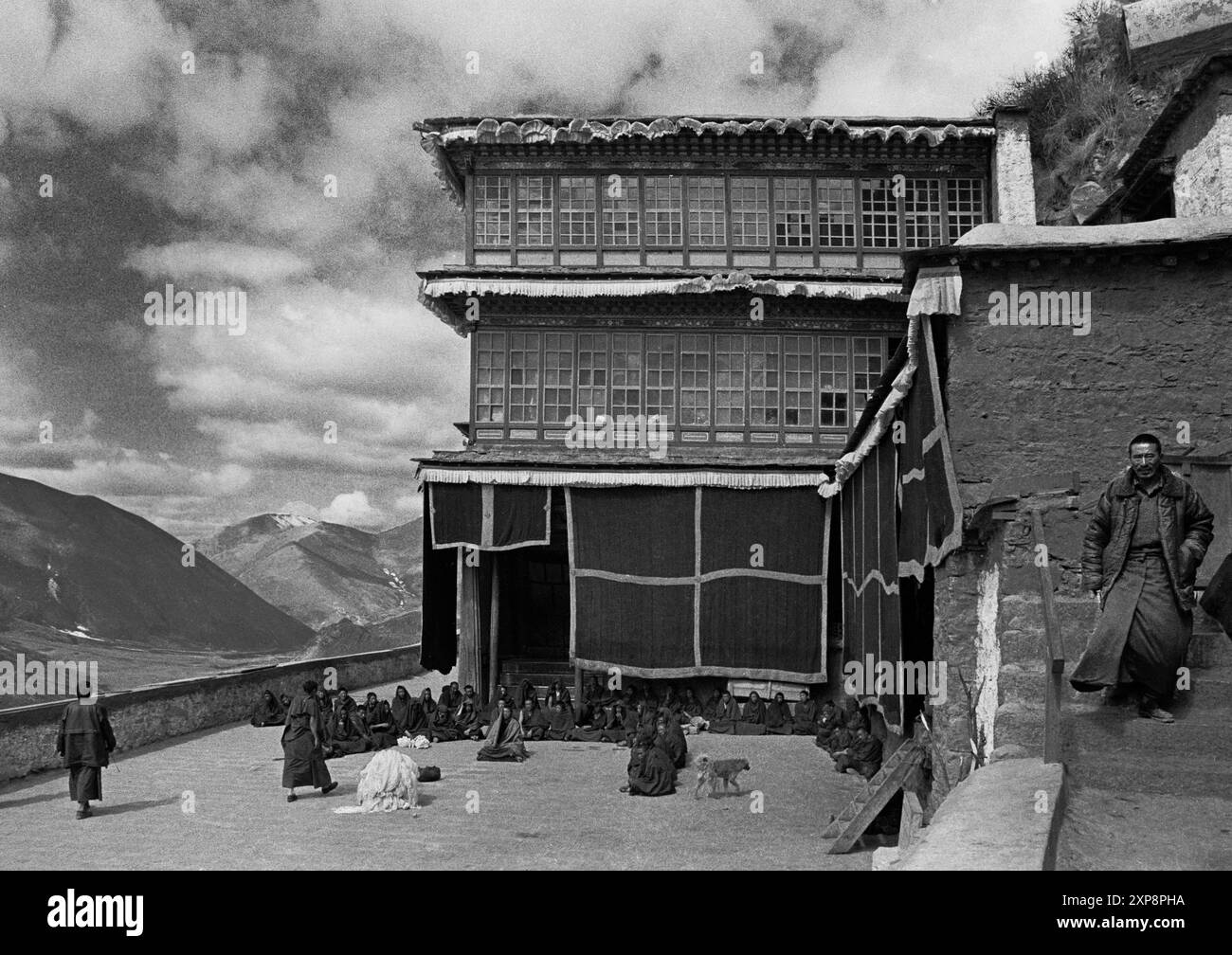 I monaci del monastero di Drigung nel Tibet centrale pregano i morti in questo luogo di sepoltura del cielo - Tibet 1995 Foto Stock