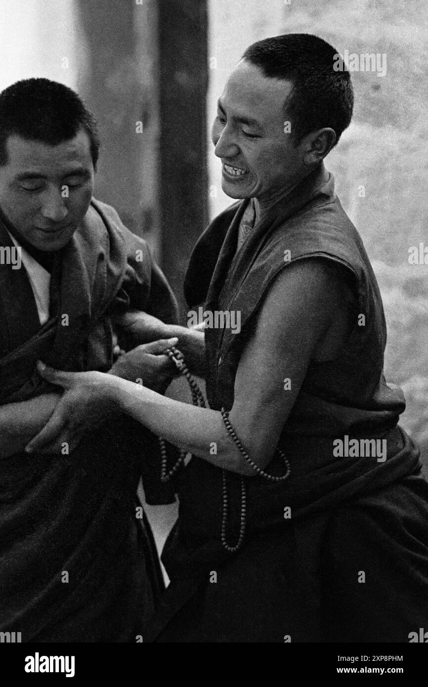 I monaci del monastero di sera praticano le loro abilità di discussione - Tibet 1995 Foto Stock