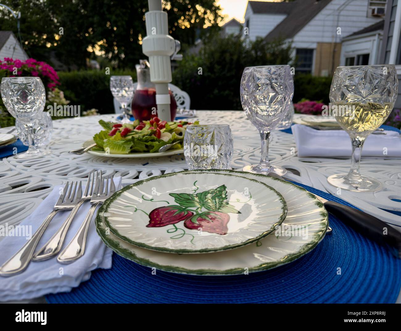 Spring Lake, New Jersey, USA — 26 luglio 2024. Foto di cristallo e posate per una cena estiva all'aperto a Spring Lake, New Jersey Foto Stock