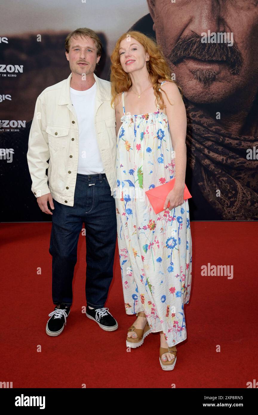 Marleen Lohse MIT Partner Max Montgomery bei der Deutschlandpremiere des Kinofilms 'Horizon' im Zoo Palast. Berlino, 04.08.2024 Foto Stock