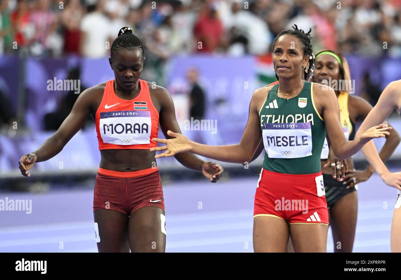 4 agosto 2024; Giochi Olimpici di Parigi, Parigi, Francia, 9° giorno; atletica leggera allo Stade de France, Women&#x2019;s 800m semifinale Heat 1, MORAA Mary of Kenya vince con MESELE Worknesh d'Etiopia secondo, entrambe qualificate per la finale Credit: Action Plus Sports Images/Alamy Live News Foto Stock