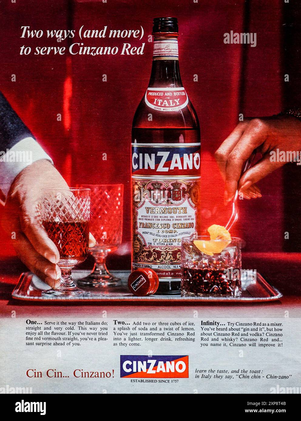 Una pubblicità vintage del 1965 per Cinzano, promuovendola come mixer e mostrando modi creativi per servire Cinzano in un ambiente elementare. Foto Stock