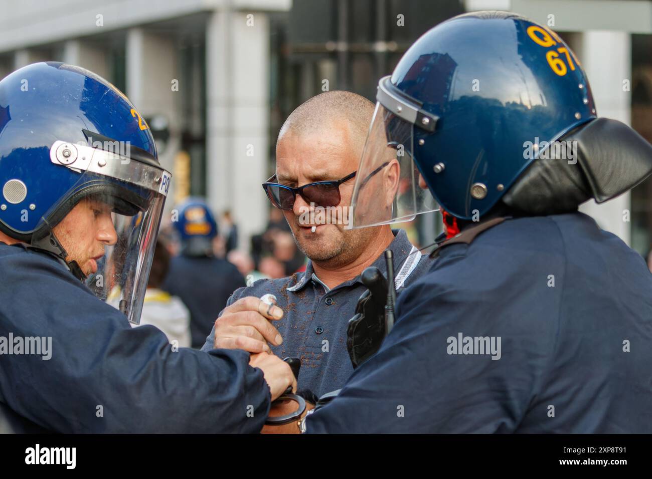 Bristol è sufficiente protesta sommossa - Un manifestante di estrema destra viene arrestato dalla polizia nel centro di Bristol. 03-08-024 Foto Stock