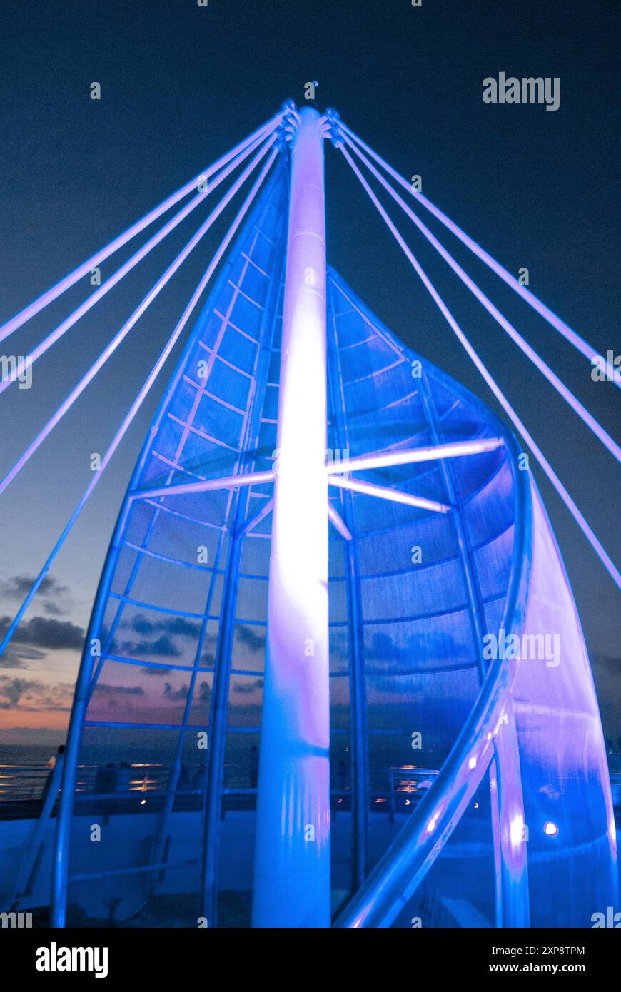La scultura a vela e il molo cambiano colore di notte - inaugurato nel 2013 e progettato dall'architetto messicano Jesus Torres Vega Foto Stock