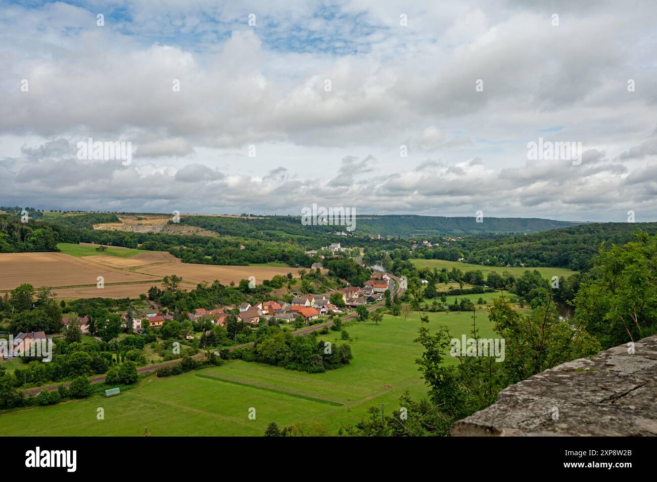 Vista sulla valle del fiume Saale vicino a Saaleck nella Sassonia-Anhalt Foto Stock