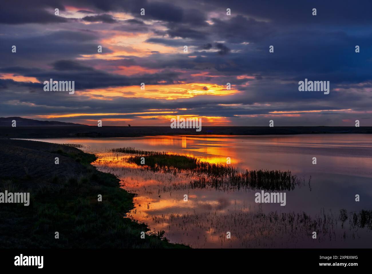 Tramonto colorato sopra il lago senza nome Foto Stock