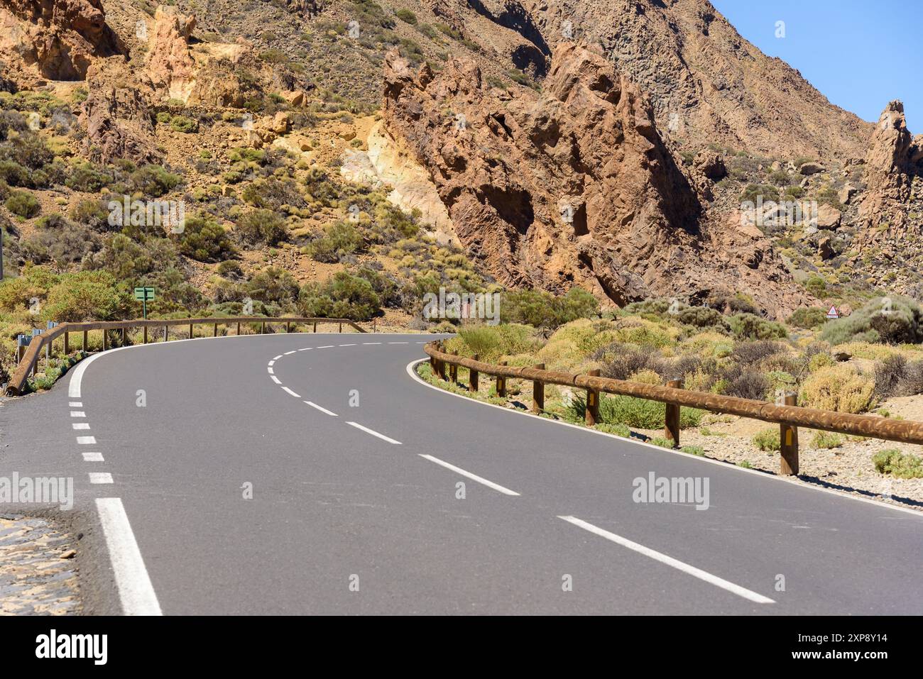 Vista della strada attraverso il paesaggio vulcanico del Parco Nazionale del Teide a Tenerife. Isole Canarie, Spagna Foto Stock