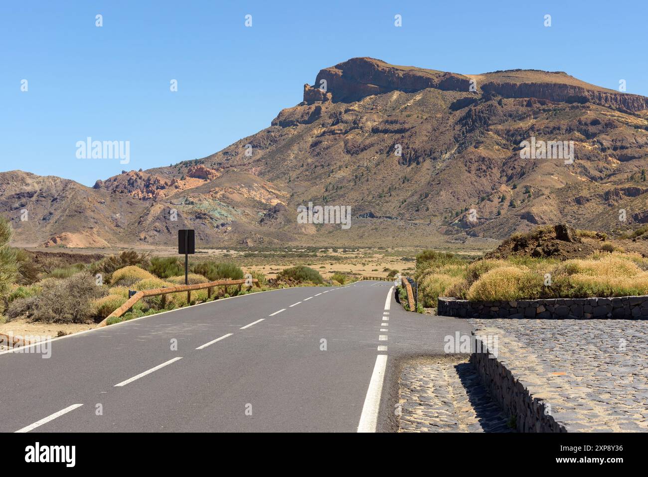 Vista della strada attraverso il paesaggio vulcanico del Parco Nazionale del Teide a Tenerife. Isole Canarie, Spagna Foto Stock