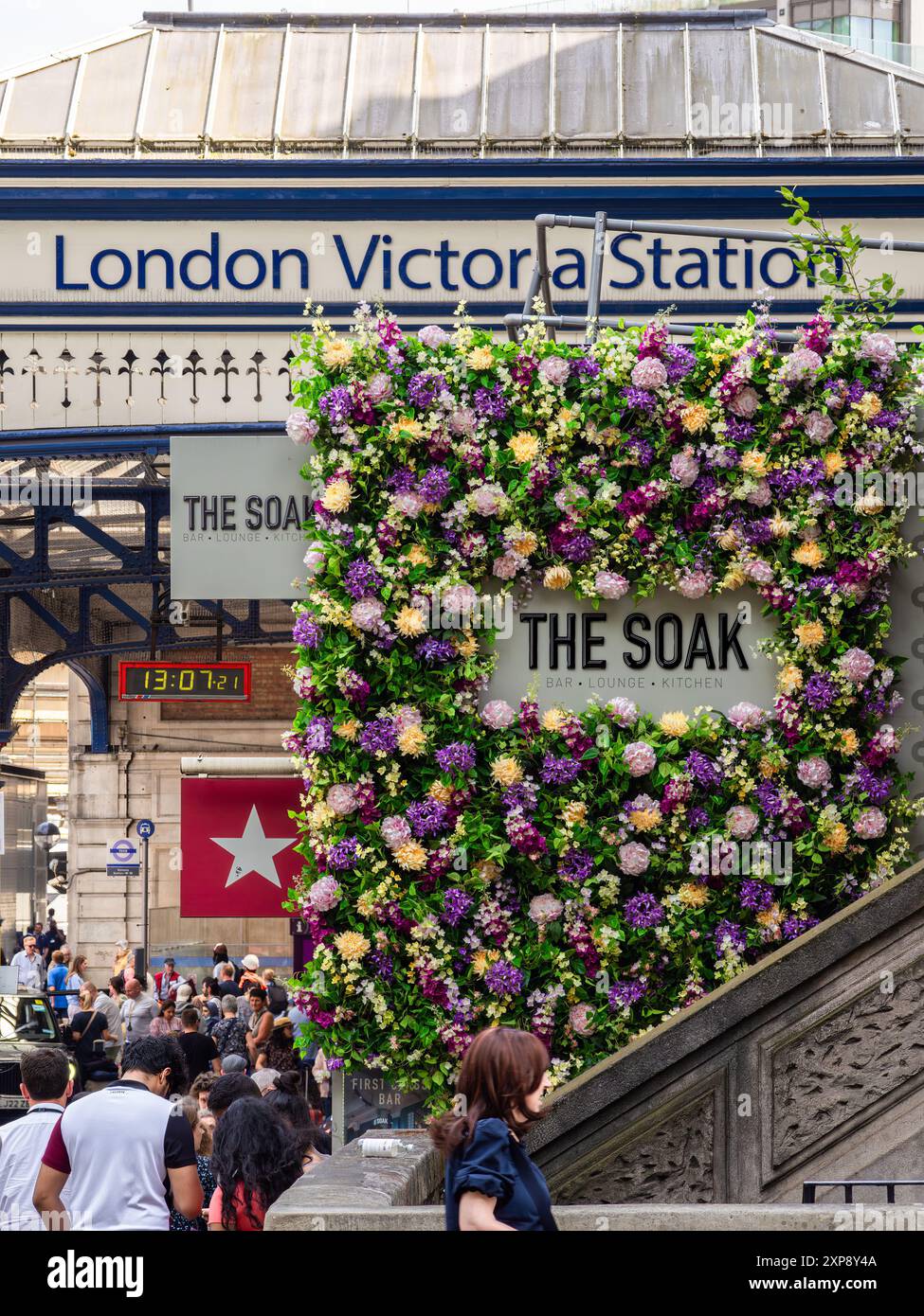 Londra, Regno Unito - 25 giugno 2024: The Soak at London Victoria Station è un bar e ristorante contemporaneo noto per la sua moderna cucina britannica. Foto Stock Londra, Regno Unito - 25 giugno 2024: The Soak at London Victoria Station è un bar e ristorante contemporaneo noto per la sua moderna cucina britannica. Foto Stock