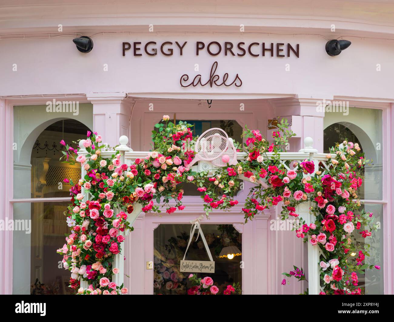 Londra, Regno Unito - 25 giugno 2024: Peggy Porschen Cakes è una rinomata panetteria e caffetteria situata a Londra Foto Stock