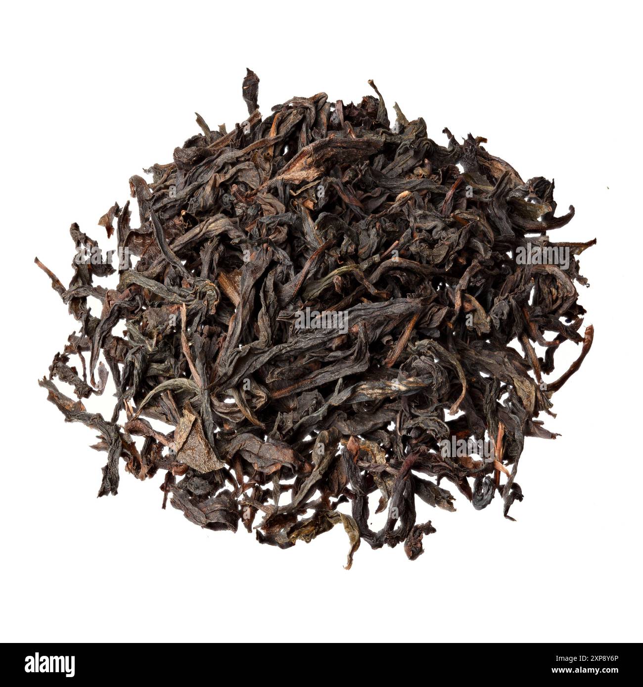 Primo piano del tè nero da Hong Pao, isolato sul bianco. Foto Stock