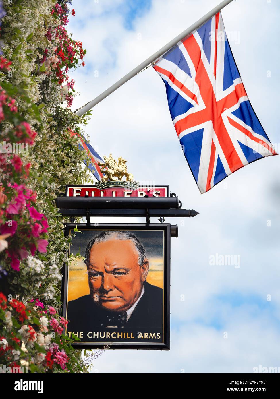 Londra, Regno Unito - 25 giugno 2024: Fuller's Churchill Arms è un pub storico e iconico situato a Kensington, Londra. Foto Stock