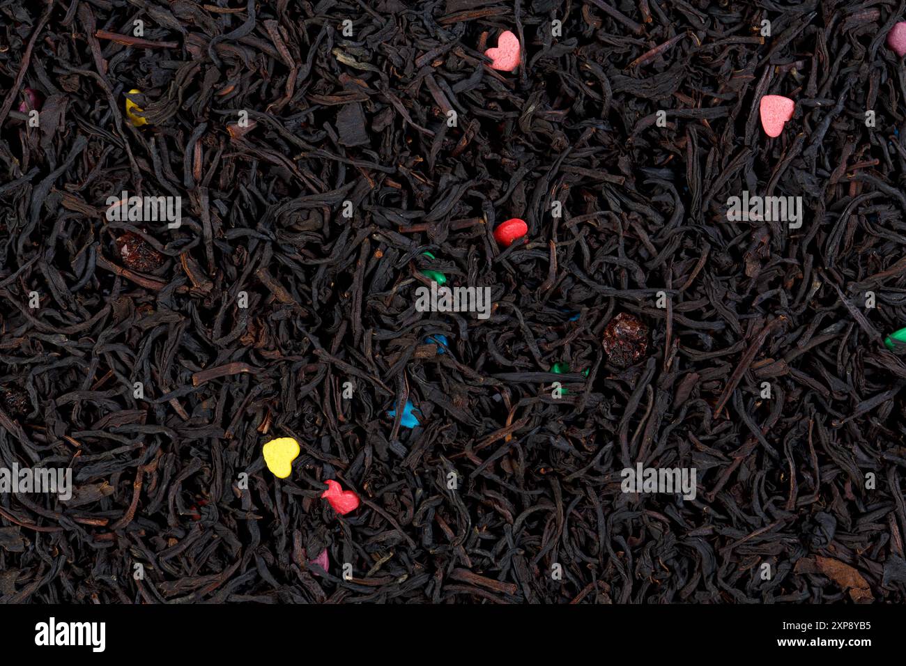 Tè nero con dolci a forma di cuore. Trama. Foto Stock