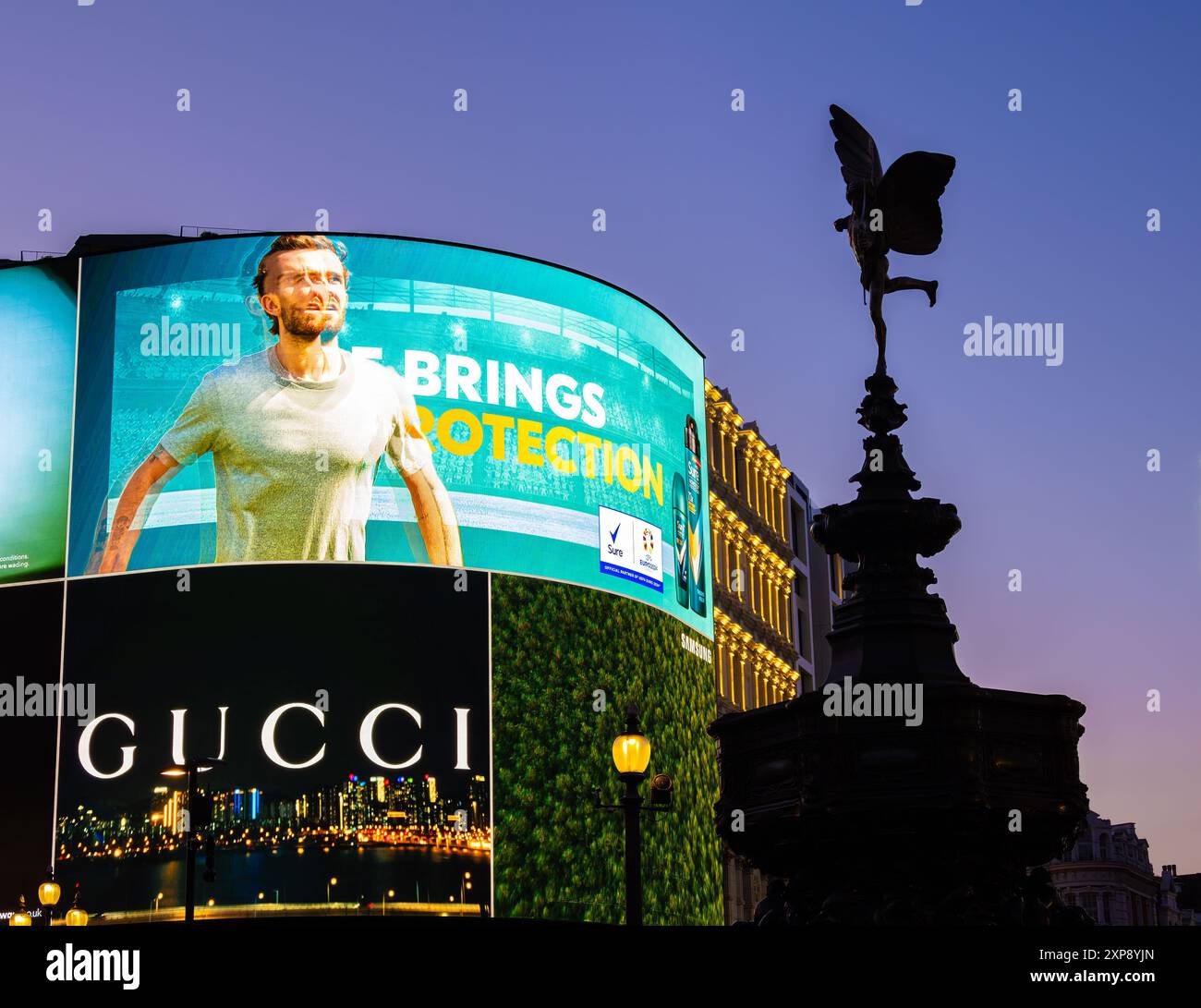 Londra, Regno Unito - 25 giugno 2024: Iconica statua di Eros al Piccadilly Circus, Londra, tra scintillanti cartelloni pubblicitari di notte. Foto Stock