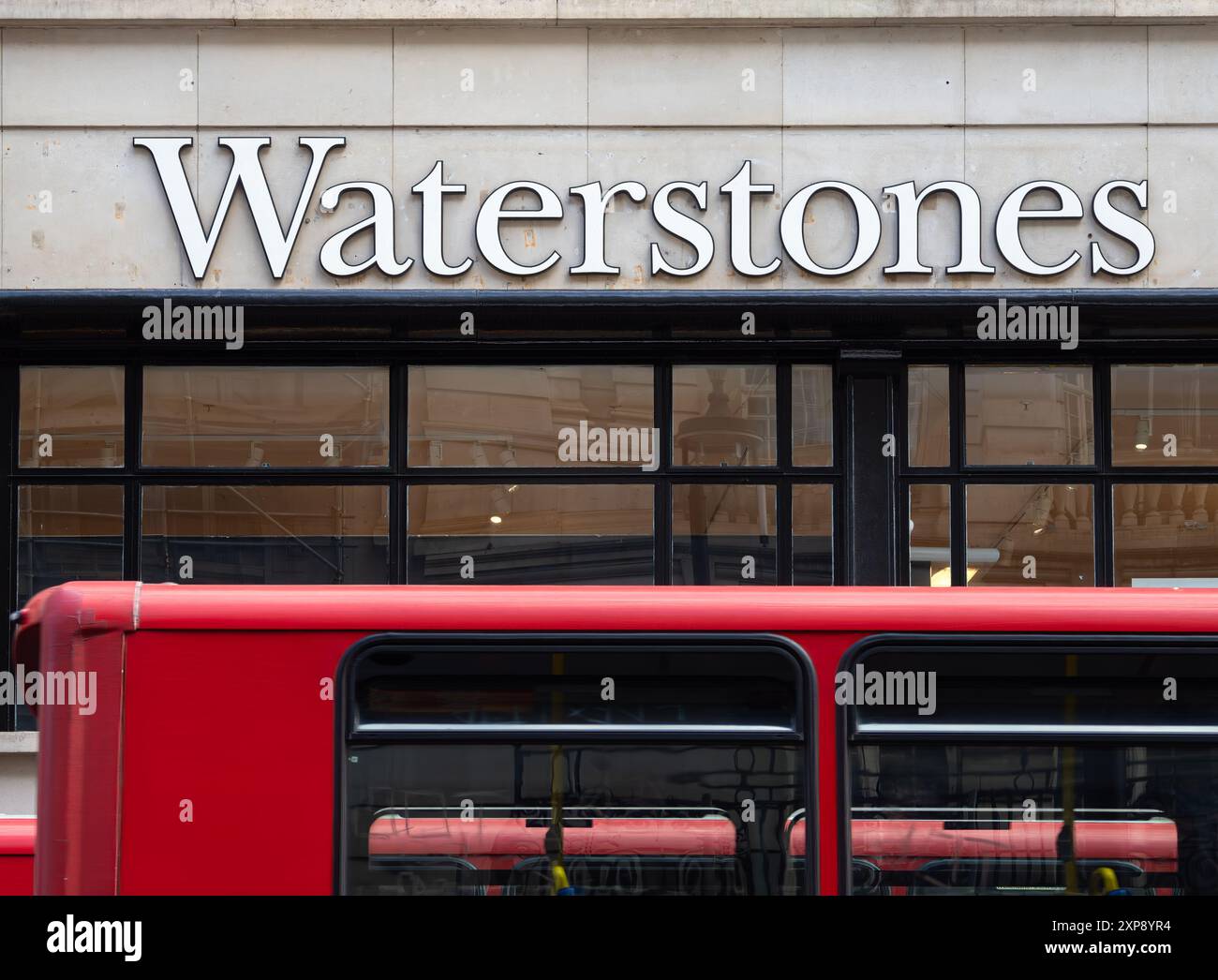 Londra, Regno Unito - 25 giugno 2024: Waterstones è un importante libraio britannico, rinomato per la sua ampia selezione di libri. Foto Stock