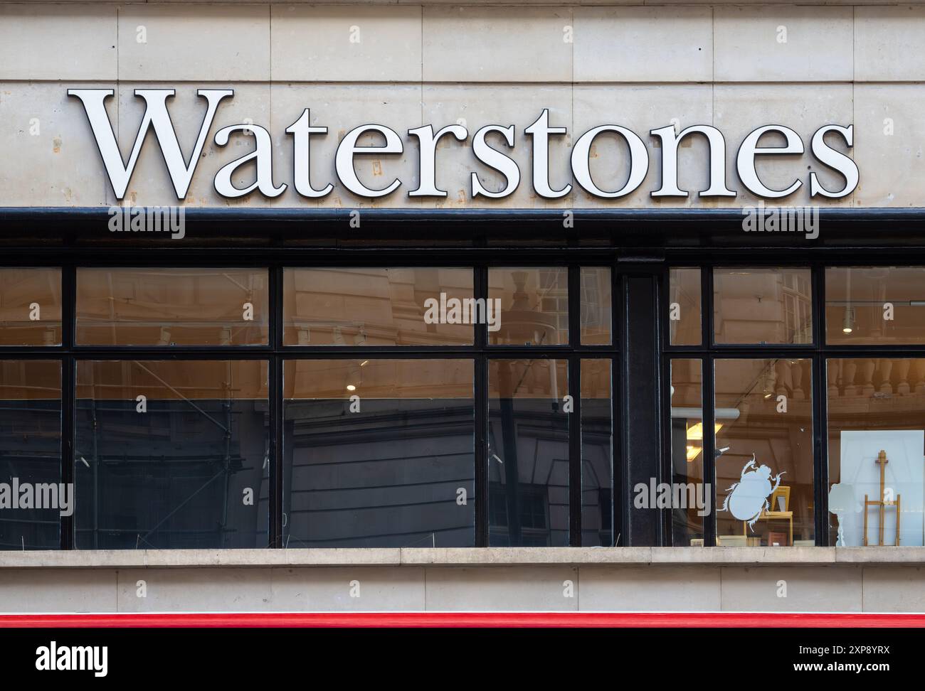 Londra, Regno Unito - 25 giugno 2024: Waterstones è un importante libraio britannico, rinomato per la sua ampia selezione di libri. Foto Stock