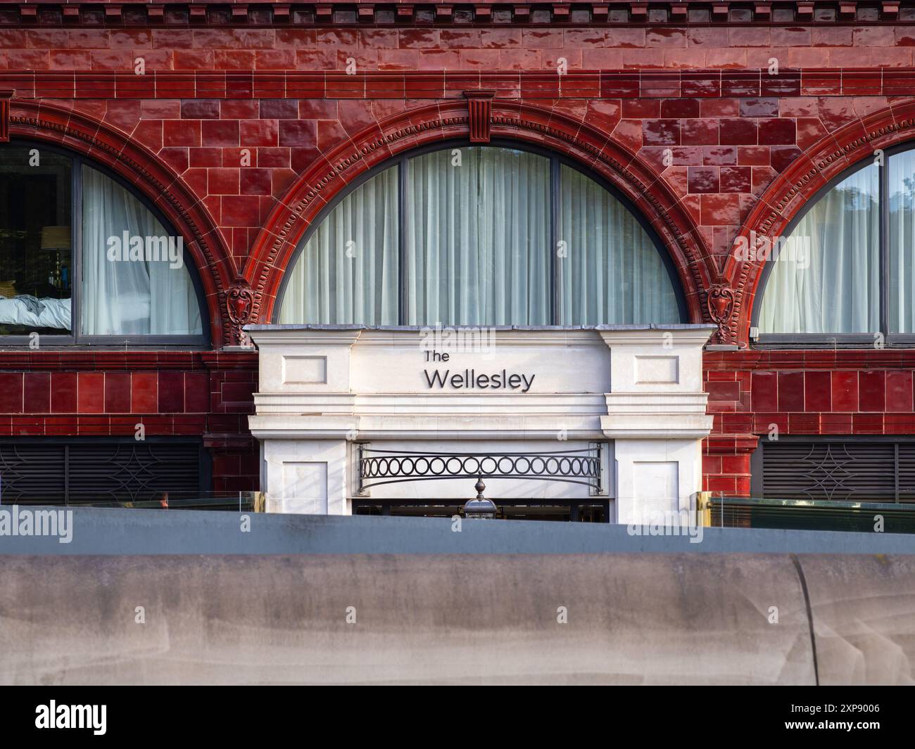 Londra, Regno Unito - 25 giugno 2024: Il Wellesley di Londra è un lussuoso hotel a cinque stelle situato nella zona di lusso di Knightsbridge. Foto Stock