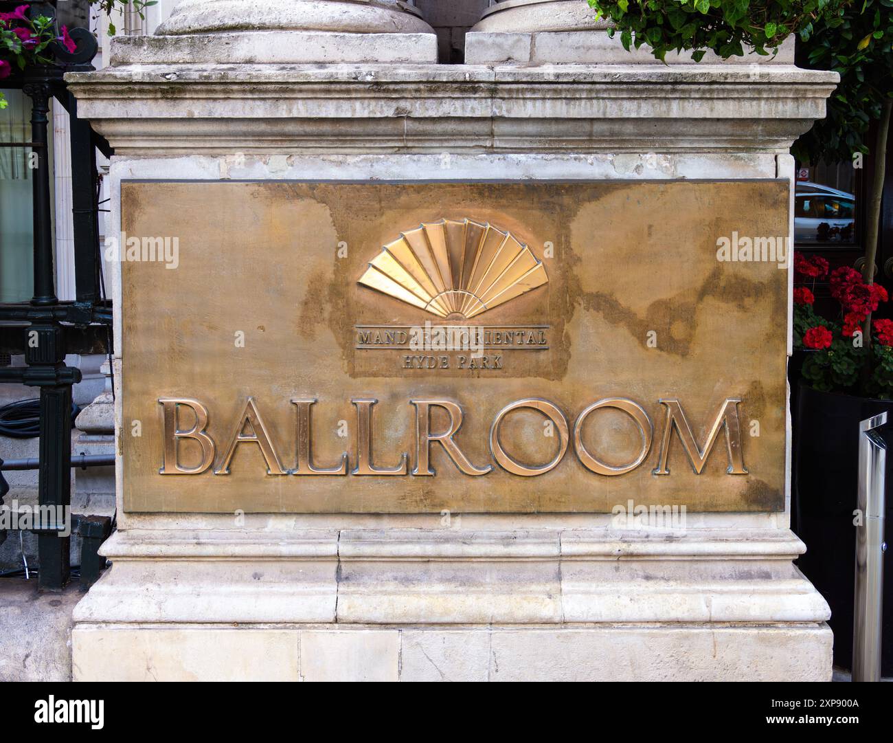 Londra, Regno Unito - 25 giugno 2024: La sala da ballo del Mandarin Oriental Hyde Park è un rinomato e sontuoso spazio per eventi situato in uno dei centri Foto Stock