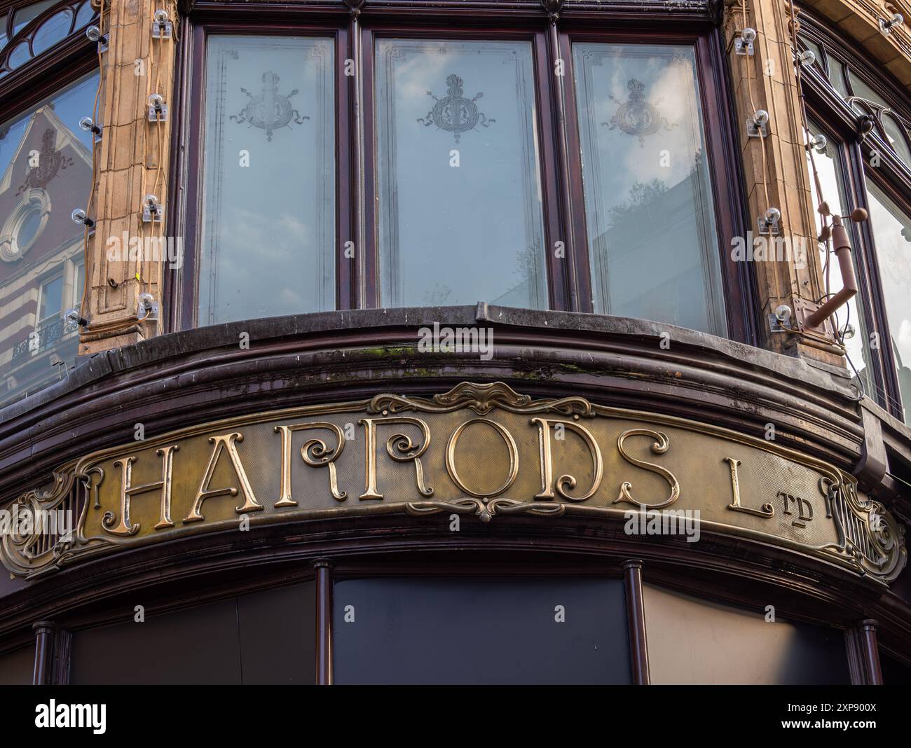 Londra, Regno Unito - 25 giugno 2024: Harrods è un grande magazzino di lusso di fama mondiale situato a Knightsbridge Foto Stock