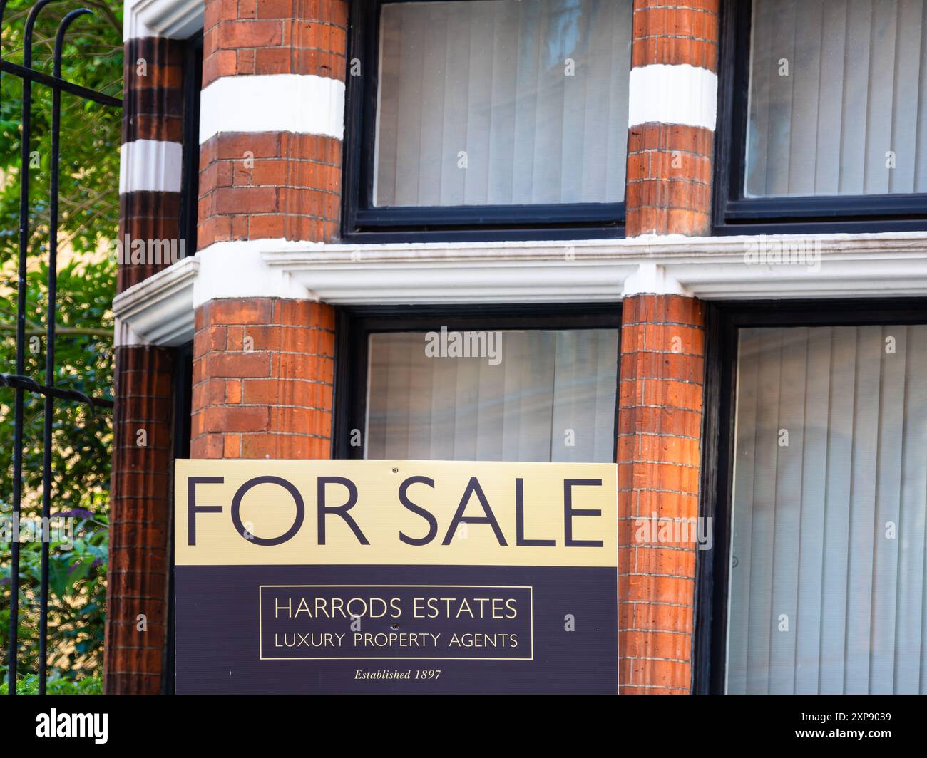 Londra, Regno Unito - 25 giugno 2024: Harrods Estates è il ramo immobiliare di lusso dell'iconico grande magazzino britannico Harrods Foto Stock