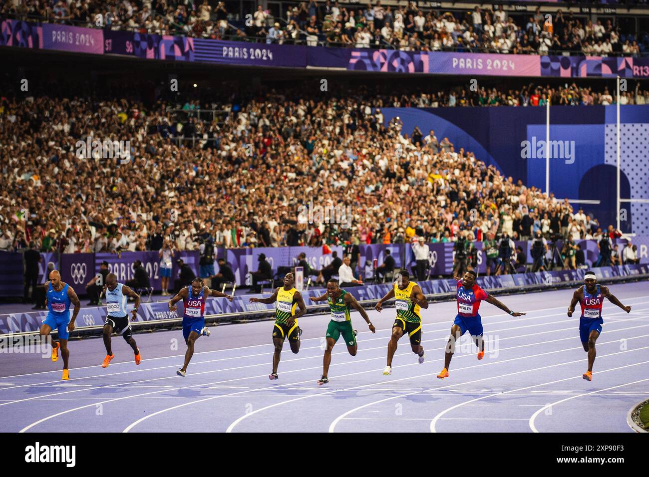 PARIGI, IF - 04.08.2024: ATLETICA LEGGERA MASCHILE 100M - atletica leggera - Olimpiadi di Parigi 2024 - finale dei 100 m di corsa, tenutasi allo Stade de France, a Saint-Denis, in Francia, questa domenica (04). Nella foto, gli atleti finiscono la gara dei 100 m con finitura foto (foto: Luca Castro/Fotoarena) Foto Stock