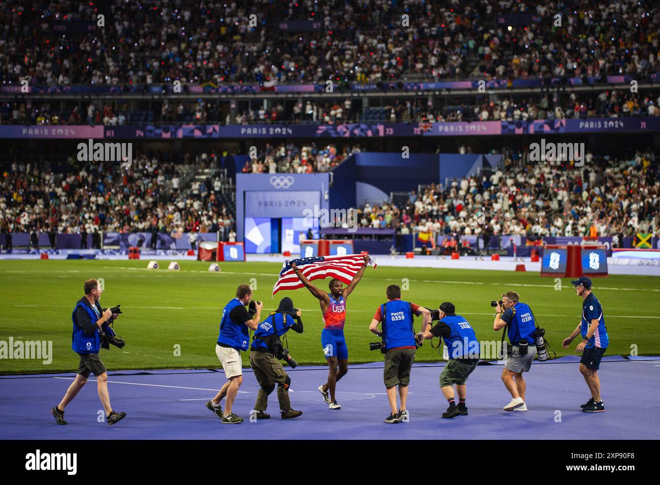 PARIGI, IF - 04.08.2024: ATLETICA LEGGERA MASCHILE 100M - atletica leggera - Olimpiadi di Parigi 2024 - finale dei 100 m di corsa, tenutasi allo Stade de France, a Saint-Denis, in Francia, questa domenica (04). Nella foto, Noah Lyles (USA) celebra la sua vittoria in gara (foto: Luca Castro/Fotoarena) Foto Stock